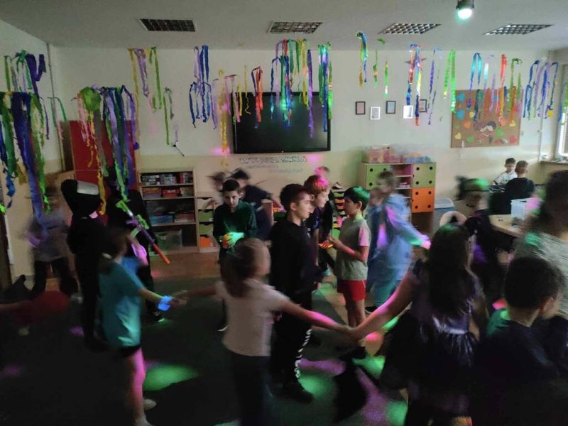 🎭🎉Bal Karnawałowy w klasach 1-3 połączony z Tłustym Czwartkiem!🍩💃🏻🕺🏻