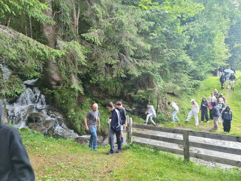 💦🌲 Wieczorny spacer w rytmie alpejskiego wodospadu 🌲💦