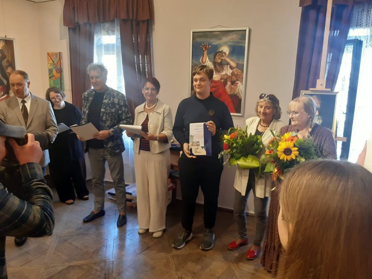 ✨ Gabriel na wernisażu wystawy „Moja przygoda ze sztuką – muzealne inspiracje” ✨🎨